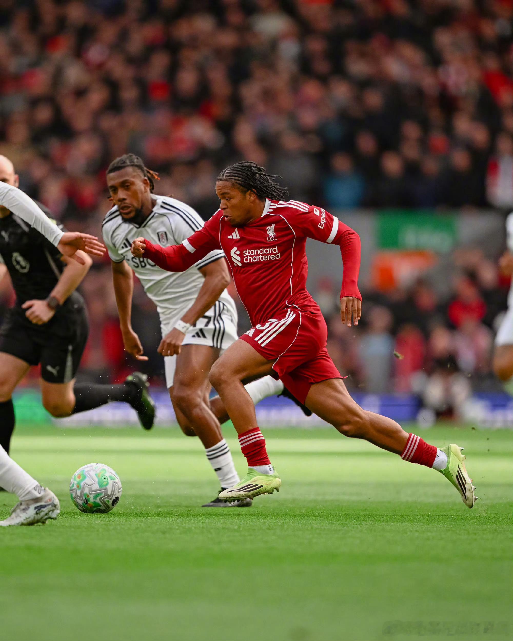 小将就是猛啊！利物浦主场2-0完胜比赛，面对富勒姆根本就不慌好吧！现在的新生代小