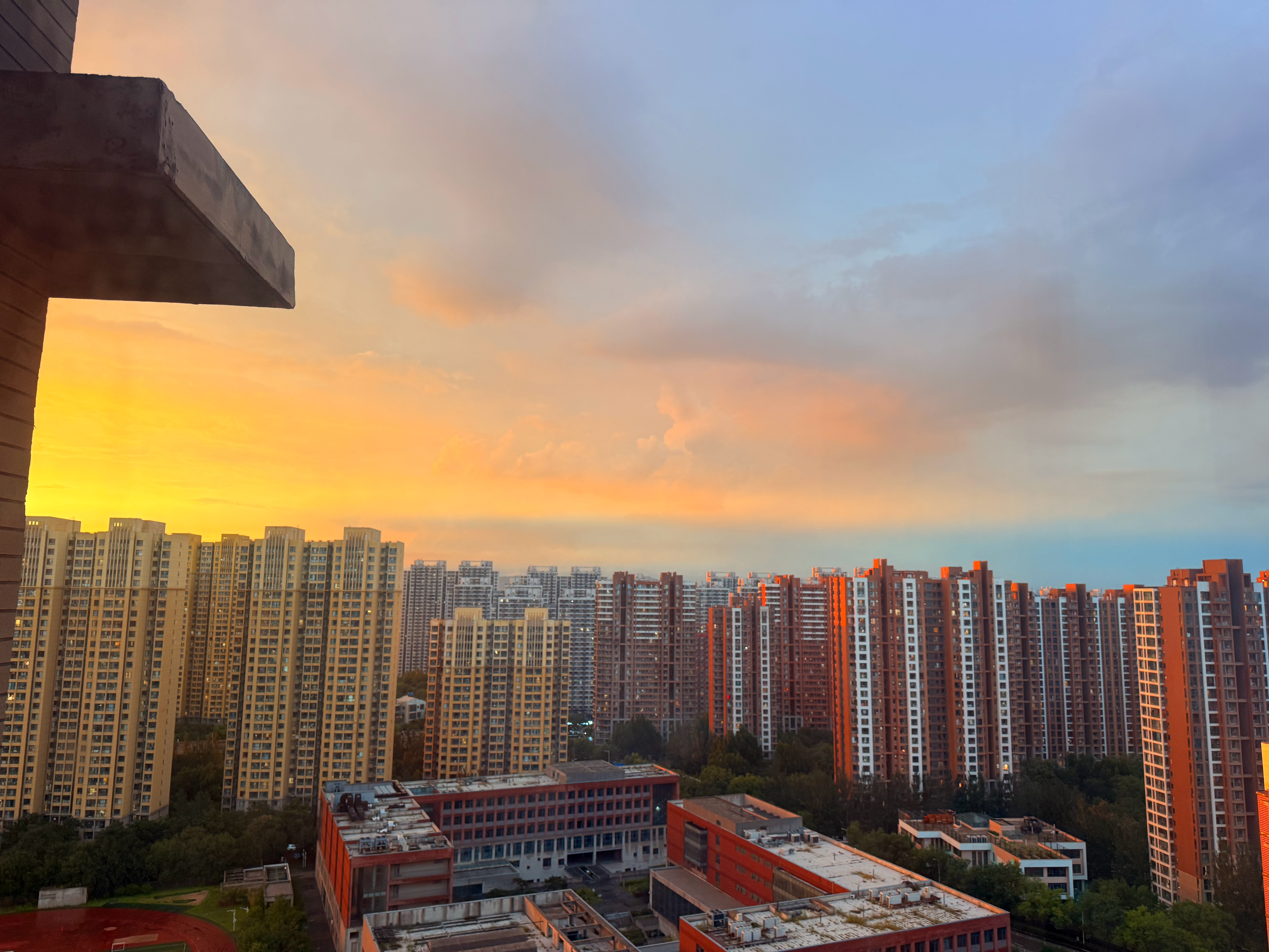 今天累鼠我了！但是还收获了一场小落日！总归是值得的！ 