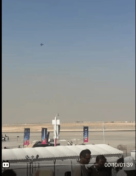 印度还没开始就结束了，印度战机“光辉”战机在拜迪出航展，刚起飞来一个鲤鱼打顶结果