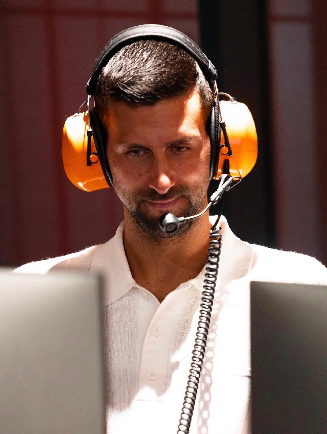 小德在迈凯伦维修区认真学习赛车知识🏎️ 