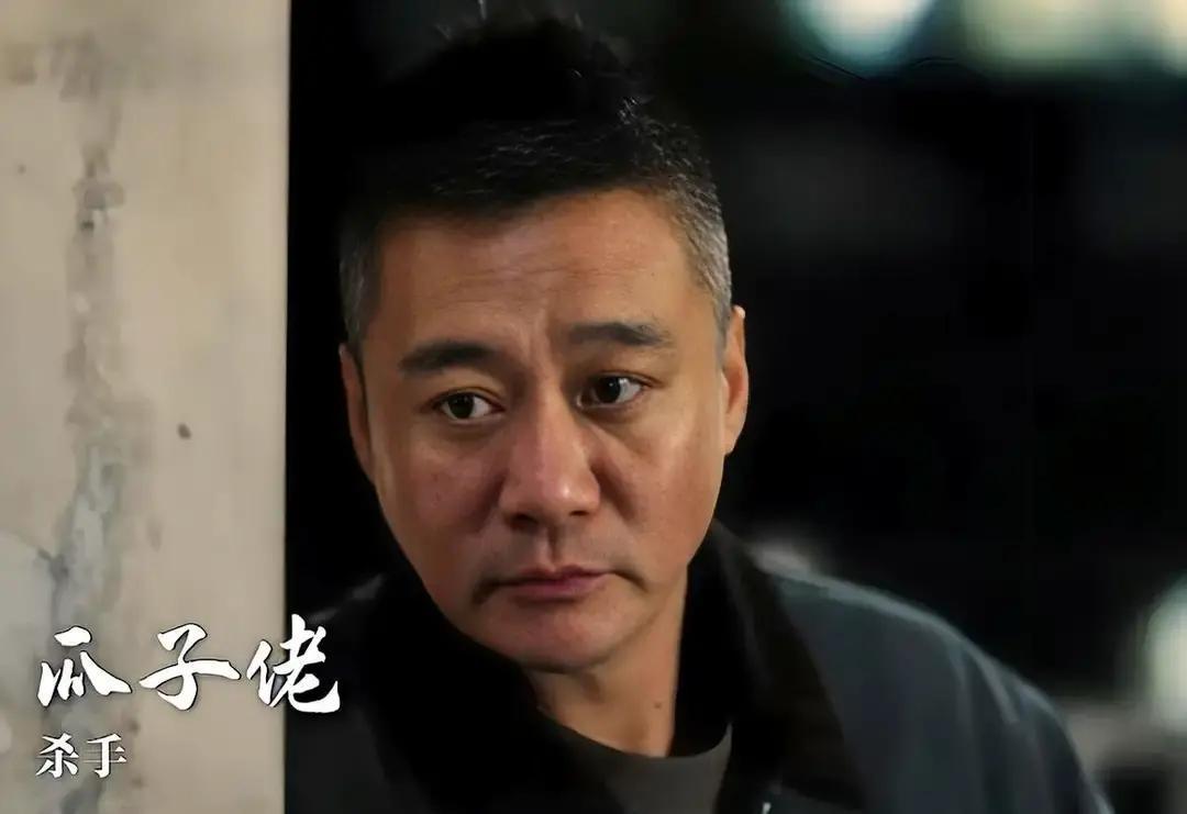 瓜子佬出场，就是杀神。
 
苏洪宝差点当场报销，老刑警麦洪超也挨刀，一死一重伤，