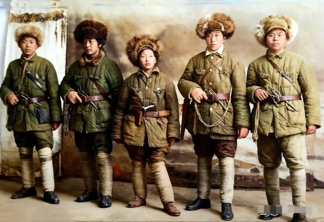 解放战争前夕，东北民主联军（四野前身）警卫连几名官兵的合影。 其中四名...