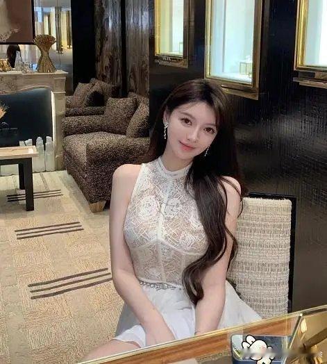 #曝叶珂曾婚内出轨#最近叶珂被爆料了，说是婚内出轨还给男主播送礼物啥的。叶珂怎么
