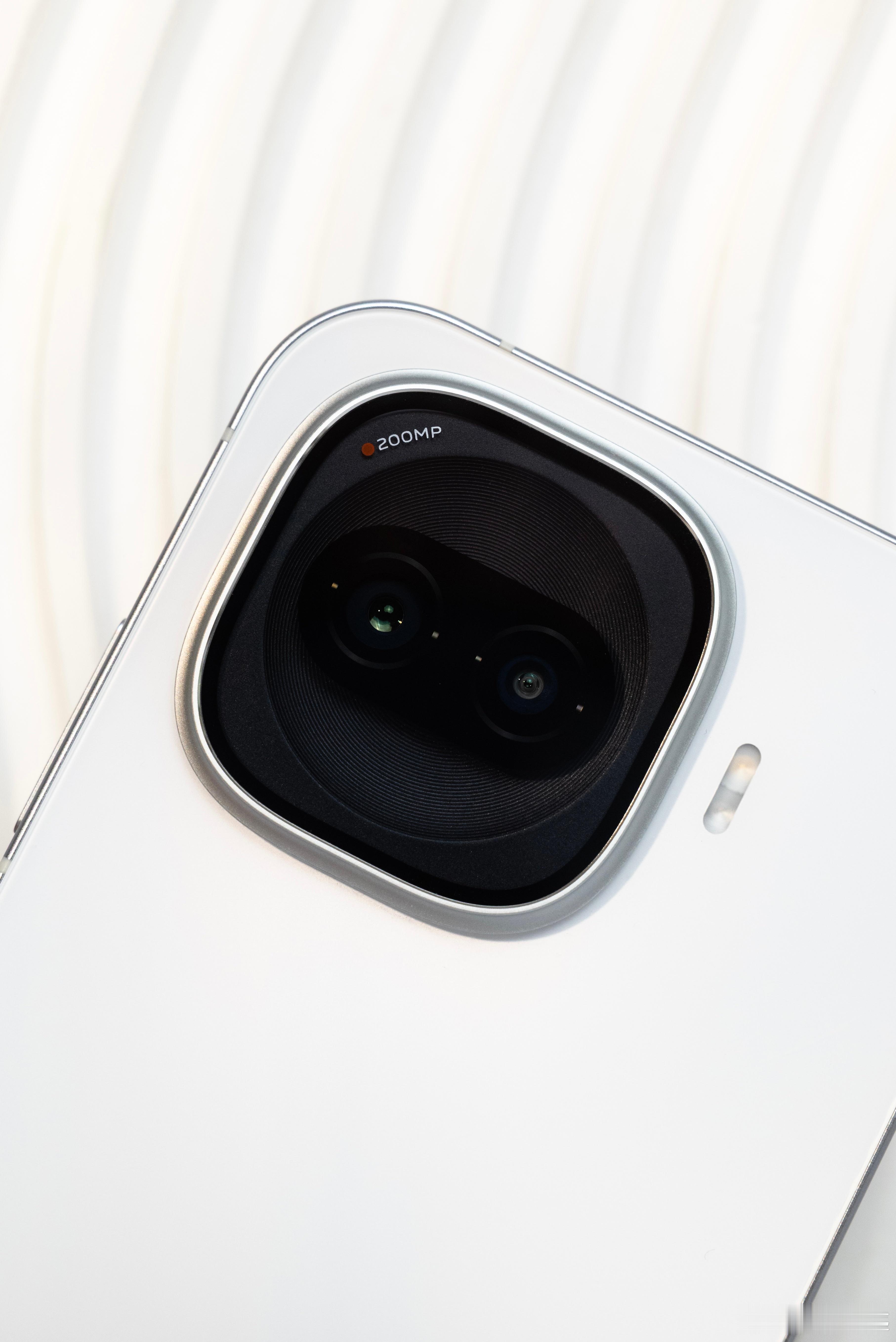 给大家看看iQOO Z11 Turbo的外观，还蛮好看的