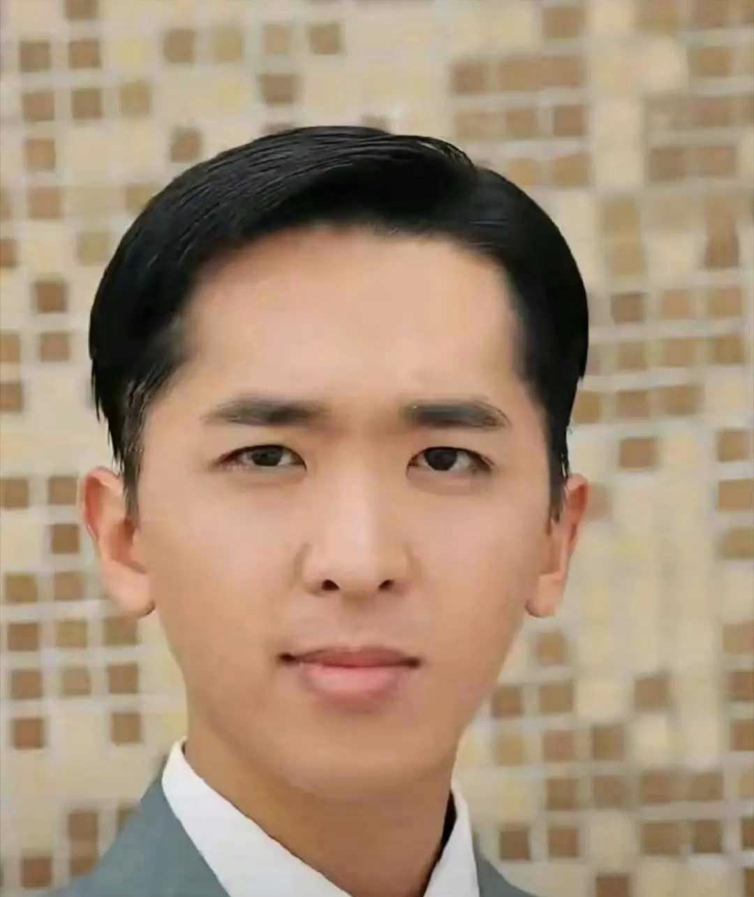 15亿遗产躺赚4万/天！邓兆尊的“摆烂人生”，藏着最清醒的活法
 
提起“富二代