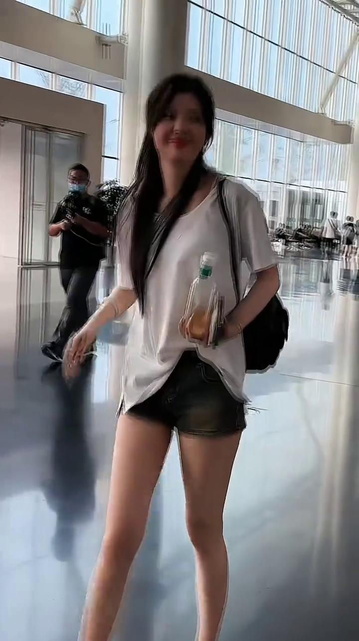 春晓，一九九九年出生，来自陕西西安，身高一百七十六，体重五十二公斤。