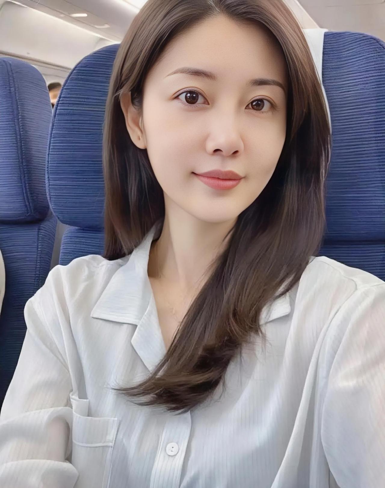 在飞机上享受宁静时光，舒适自在！😊🛫️