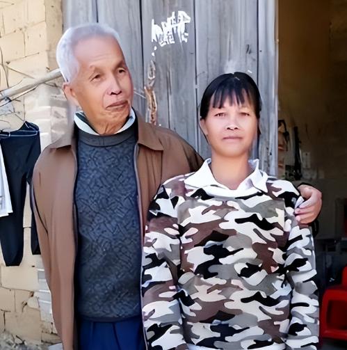 广西第一猛男！1994年，49岁梁二将19岁女工友带回村，随后两人开始疯狂造人，