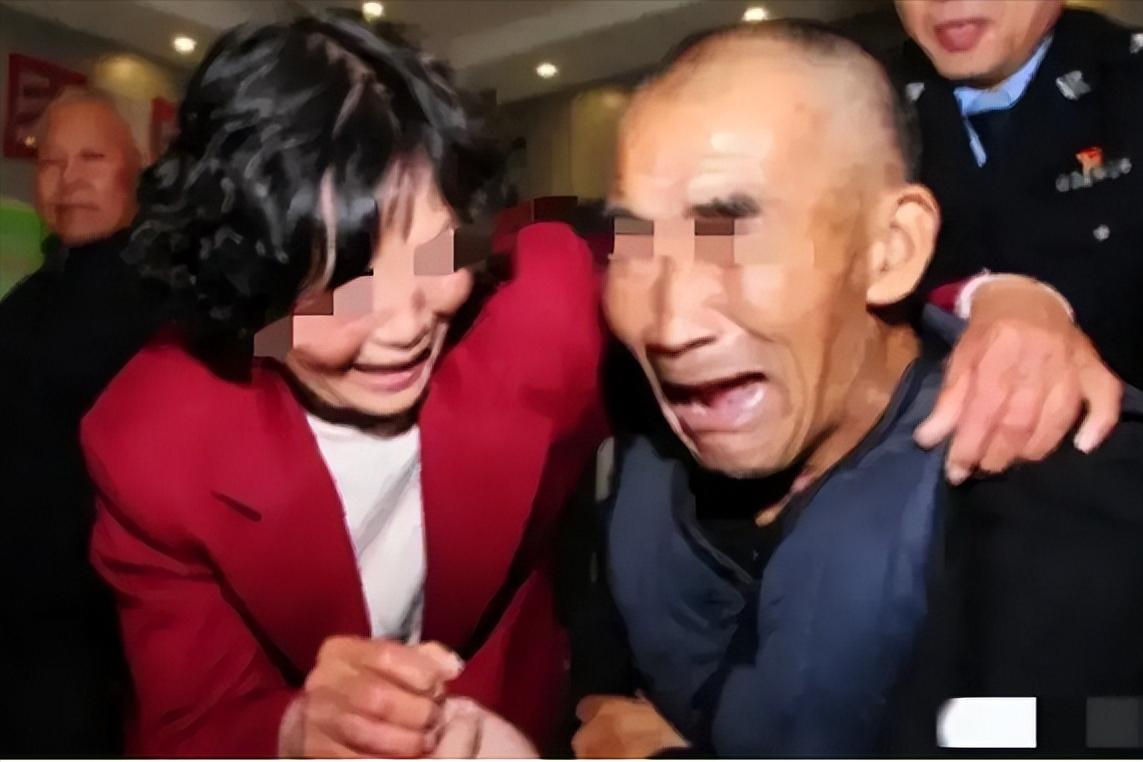 青海西宁，一老汉买房，前往银行欲取出卡上580万元，却发现卡上空空如也，老汉惊慌