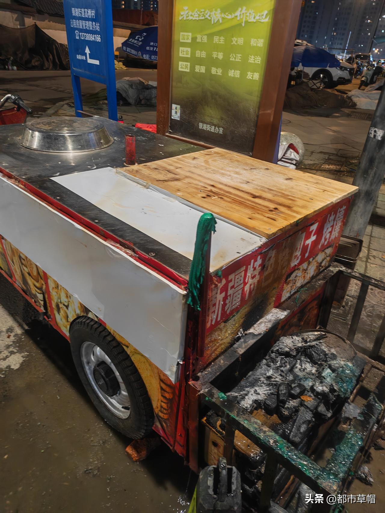 馕饼摊起火了！因为老板回家后把炭火放在铁盆里，铁盆放在木炭纸箱上，然后木炭箱起火