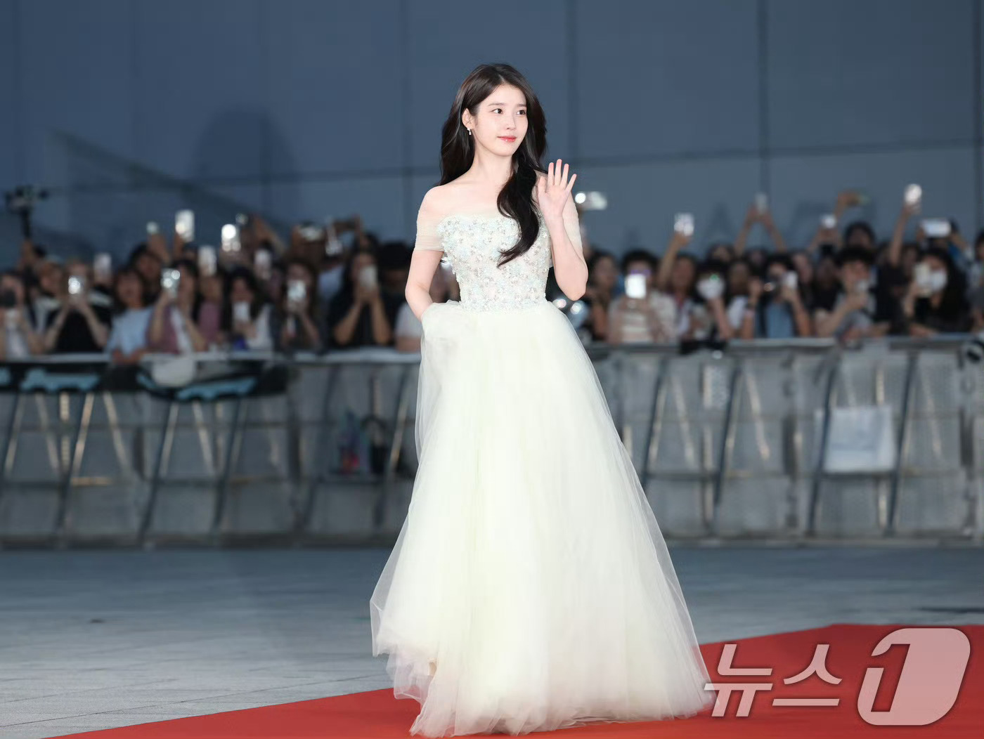 IU视后IU[超话] IU凭借《苦尽柑来遇见你》获得青龙电视剧大赏 视后 ，实至