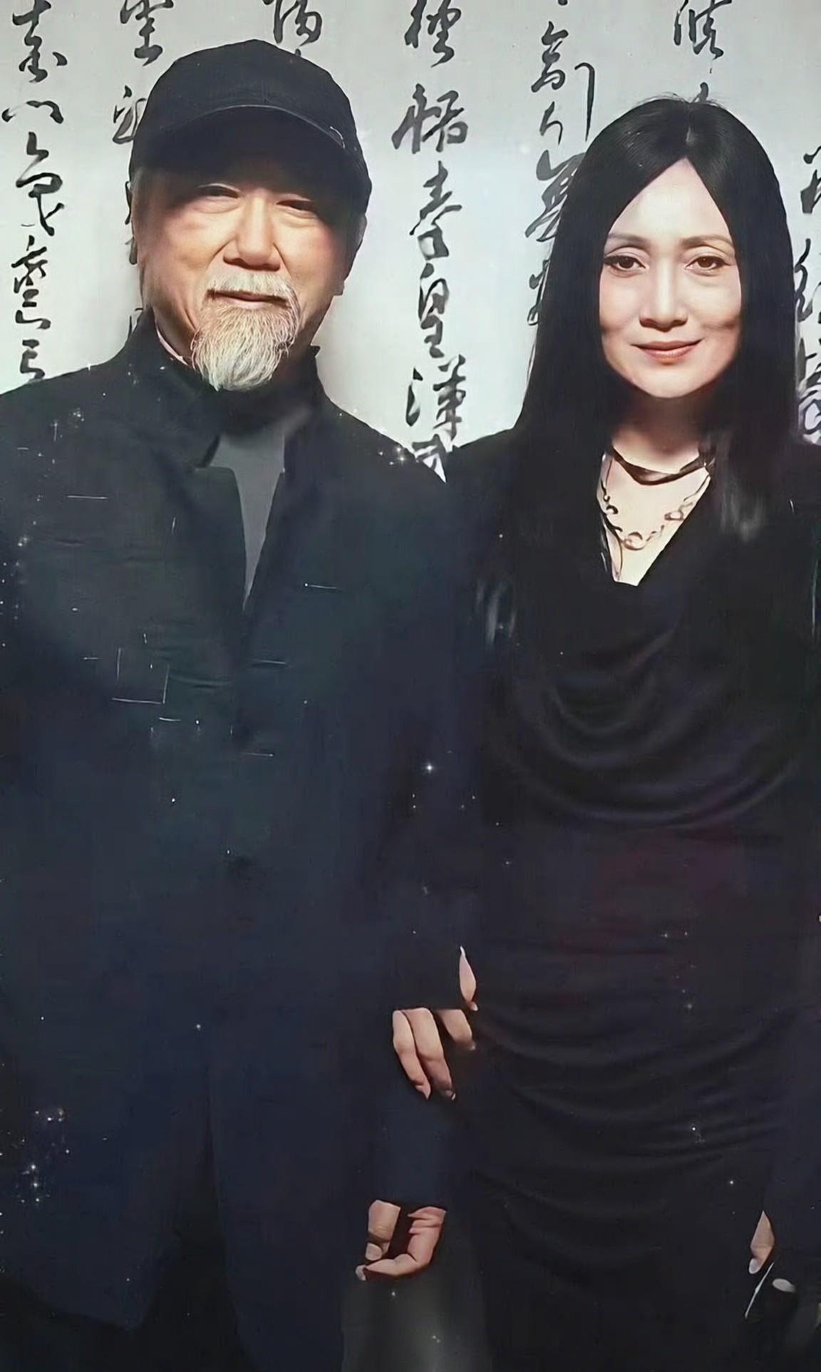 年过六旬的林芳兵与丈夫同框，风采依旧。观众依旧难忘她饰演杨贵妃时的模样，珠圆玉润