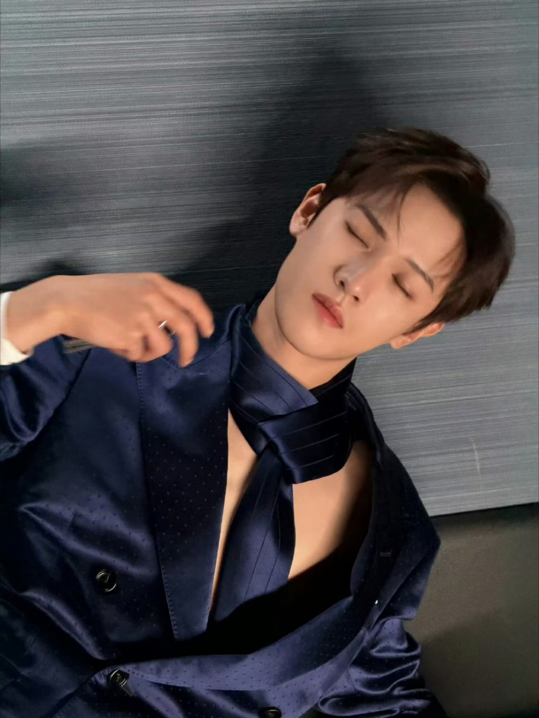 李昀锐真空亮面西装今日TF BEAUTY的活动，李昀锐身穿Tom Ford 20