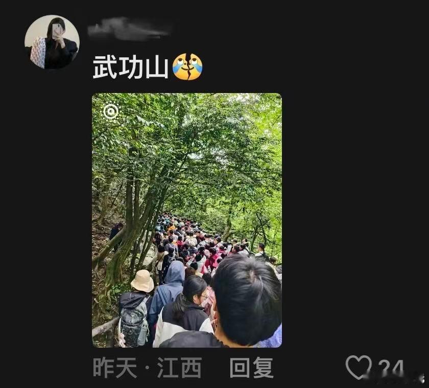 五一排队现状，我滴妈，这五一到底是青松自己还是让自己更累呀？本来想着假期好好轻松