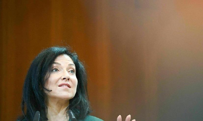 德国经济部长凯瑟琳娜·赖歇发出的一个灵魂拷问！在柏林的一场贸易会议上，这位德国经