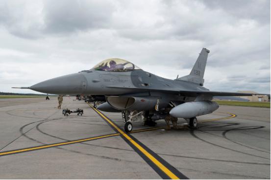 真的太惊险了，美军战机飞着飞着突然就“罢工”预警，一路紧急往沙特的机场赶，原因到