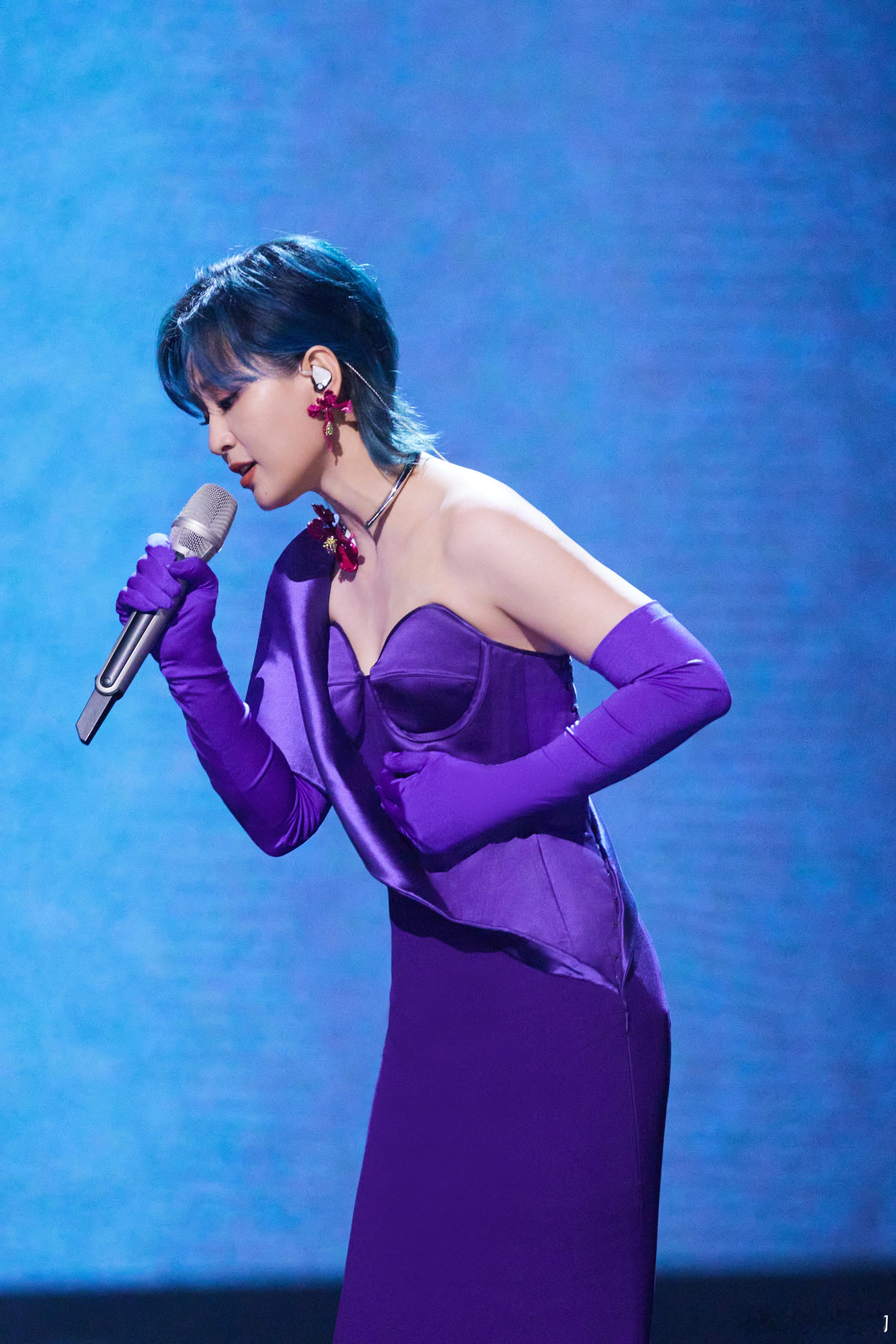 李宇春周笔畅重返17岁 一天又一天，一年又一年，十七岁那年，青涩的时光， 多少人