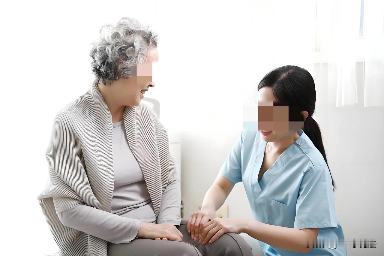 家贼难防！广东深圳，一老奶奶雇了个保姆，她表面憨厚，心里贪婪，偷看奶奶的手机密码