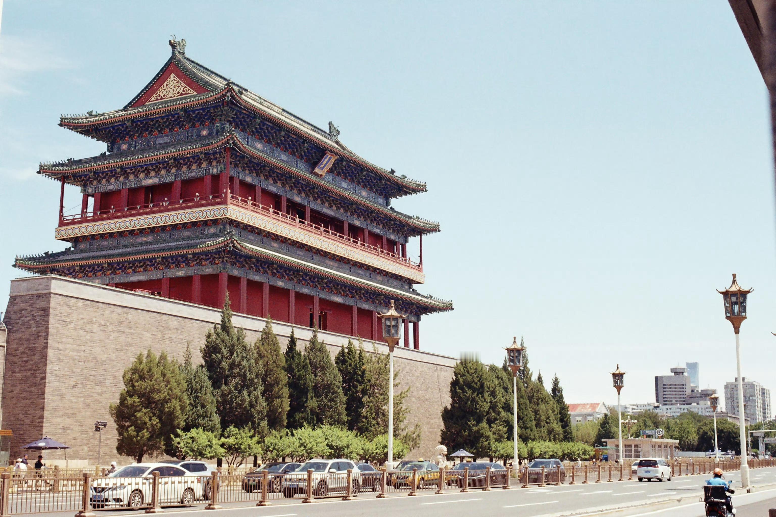 正阳门城楼，都是胶卷，图一是八十年代，图二是今年夏天。 ​​​