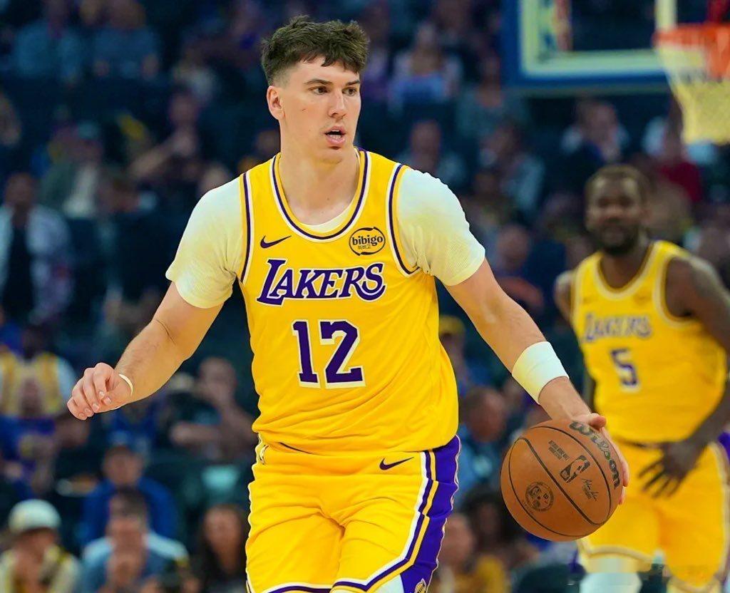 雷迪克今晚称赞拉拉维亚打出了加盟湖人以来最好的一场比赛并表示为他感到高兴。他还说