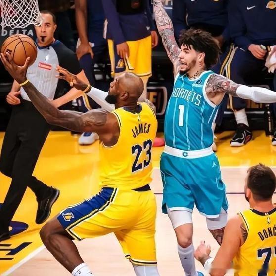 《42分超巨状态火热助湖人逆转掘金豪取两连胜》昨天刷到一条消息，说湖人这阵子打得