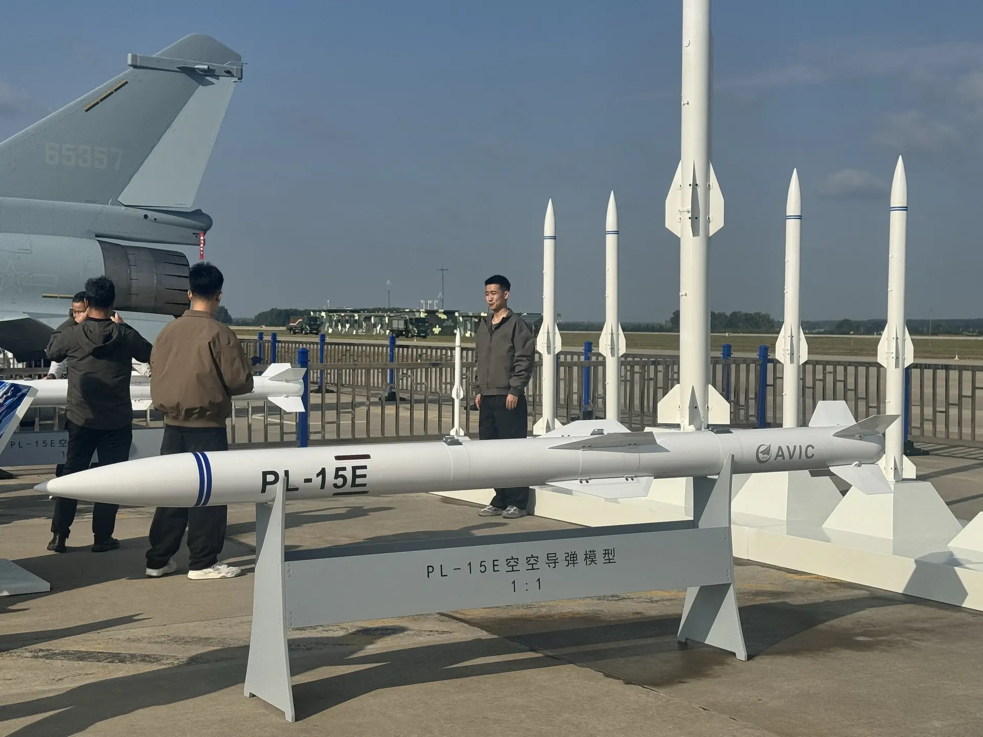 首次参加长春航空展的北空某部歼-10C。在展示的众多弹药里，霹雳-15成为观众们