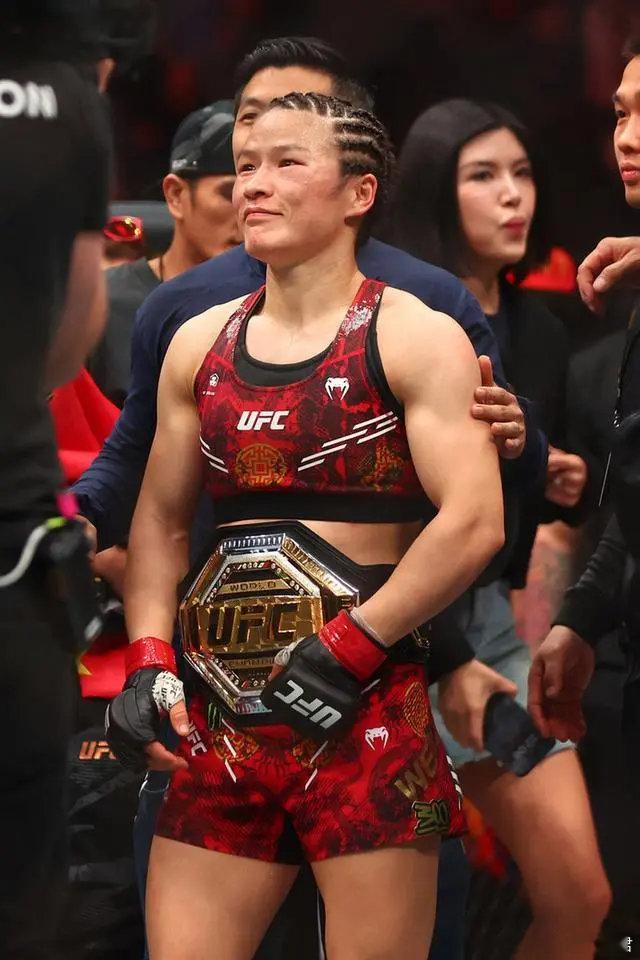 张伟丽当选UFC年度最佳女子选手 【世界综合格斗大奖揭晓：张伟丽当选2024年度