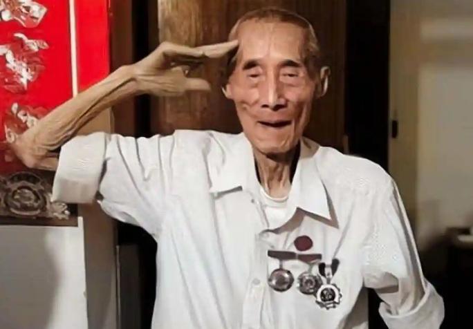 1942年，黄士伟在路上埋60枚地雷阻击日军，准备预测日军会停下的地方时，他突然