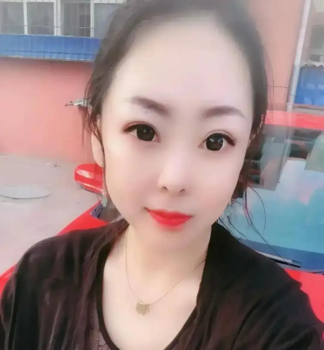 高考前 8 天，唐山一个 18 岁姑娘还在教室里埋头刷题，手机被班主任收进抽屉。