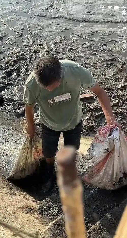 看哭了！湖南衡阳，19 岁男生爸爸因病去世，妈妈也去世多年。而爸爸一生穷困潦倒，