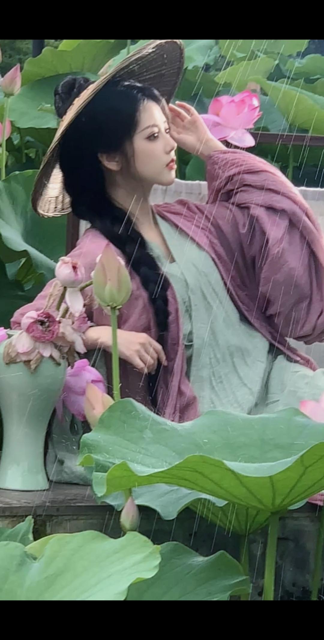 下雨天拍荷花也太有氛围感啦     五月底拍的沙湖公园第一批荷花🪷现...