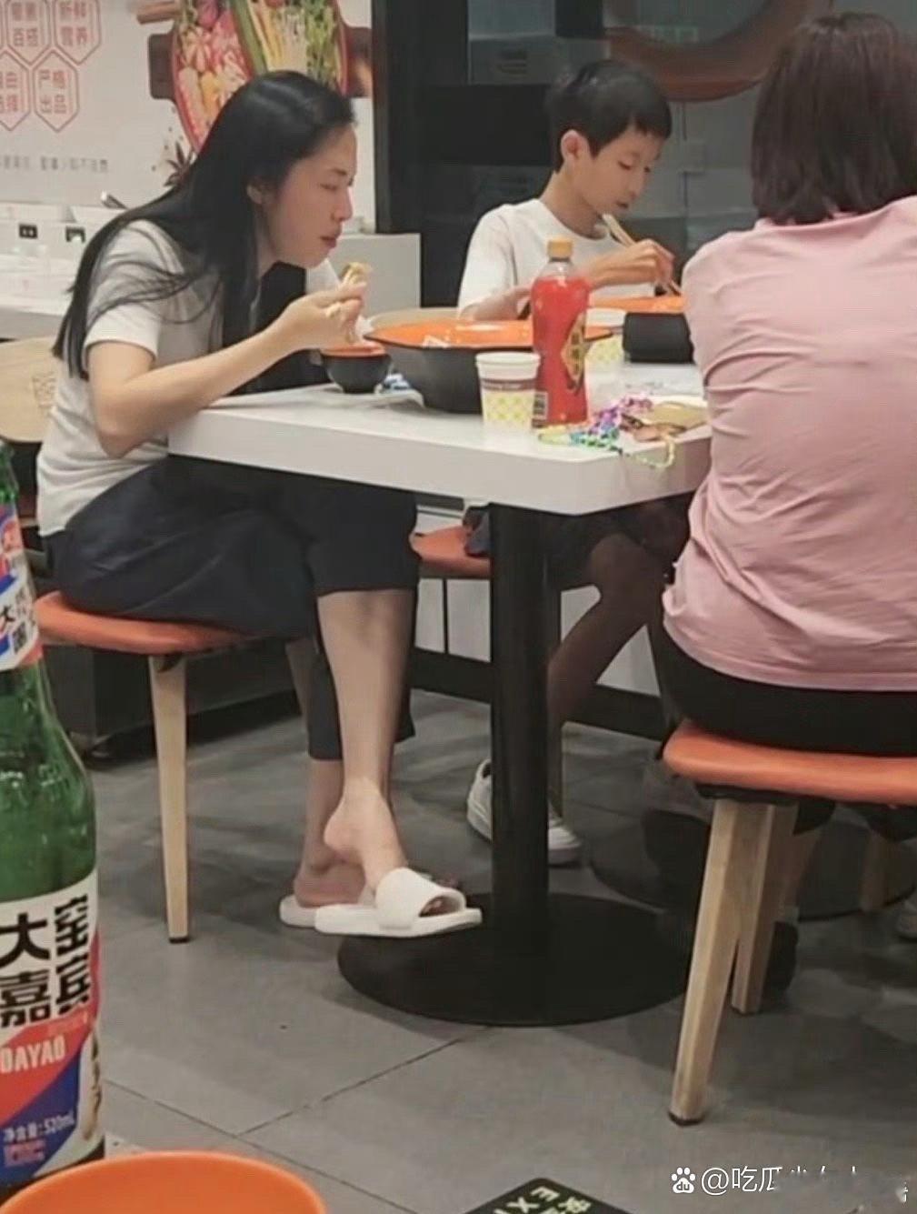 姚晨带着儿子吃麻辣烫，好久没看见这么接地气的女明星了 ​​​