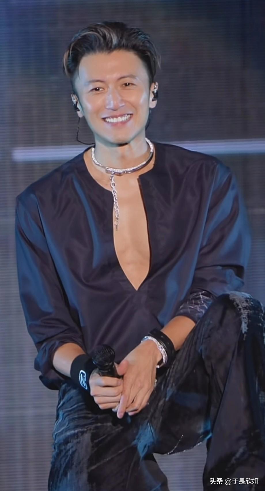 44岁谢霆锋笑起来还是少年！这才是内娱该有的“永远的偶像”！
---
当谢霆锋穿