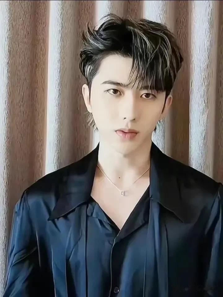 就在蔡徐坤事件迅速发酵登上热搜之际，广医一位素人女研究生也因为亲了钟南山一口而被