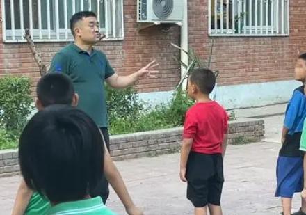 1997年，一场意外让他家破人亡，流落街头乞讨度日。谁料一个偶然的善举，竟让他走