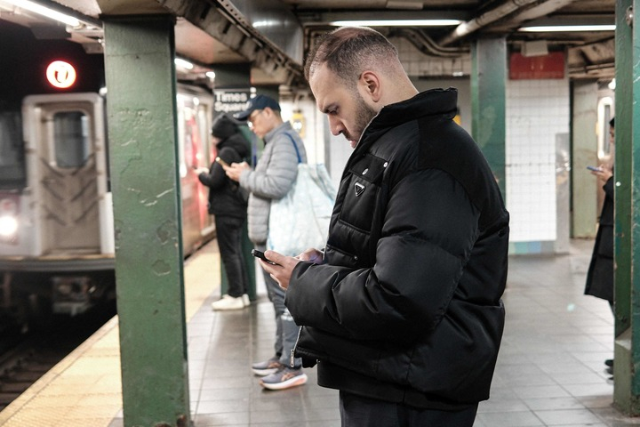 #你有科技颈吗# #颈椎疼痛位列全球主要致残原因第四#【“科技颈”：颈椎健康新威