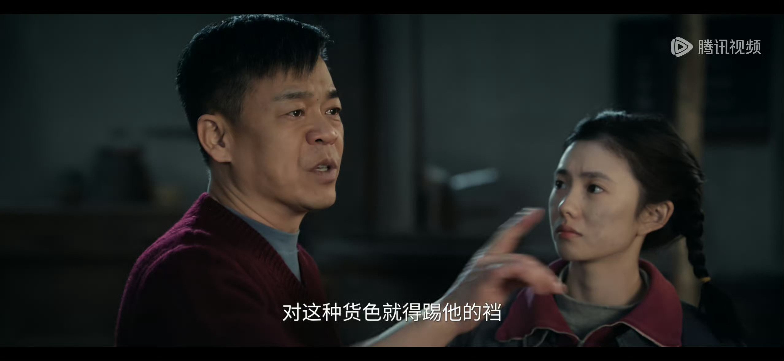 师父曾教小娥面对纠缠骚扰要直接踢那里，刘红兵在那又唱又跳小娥烦不胜烦，暴打他一顿