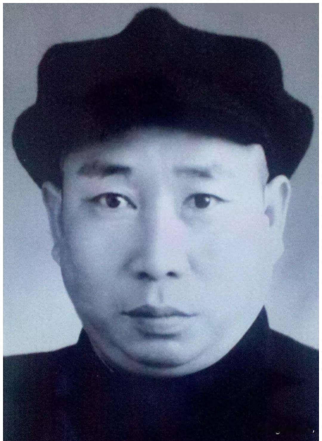 救过主席、手握千军的帮会军长，建国后为何落得开除党籍下场
 
1936年他救过毛