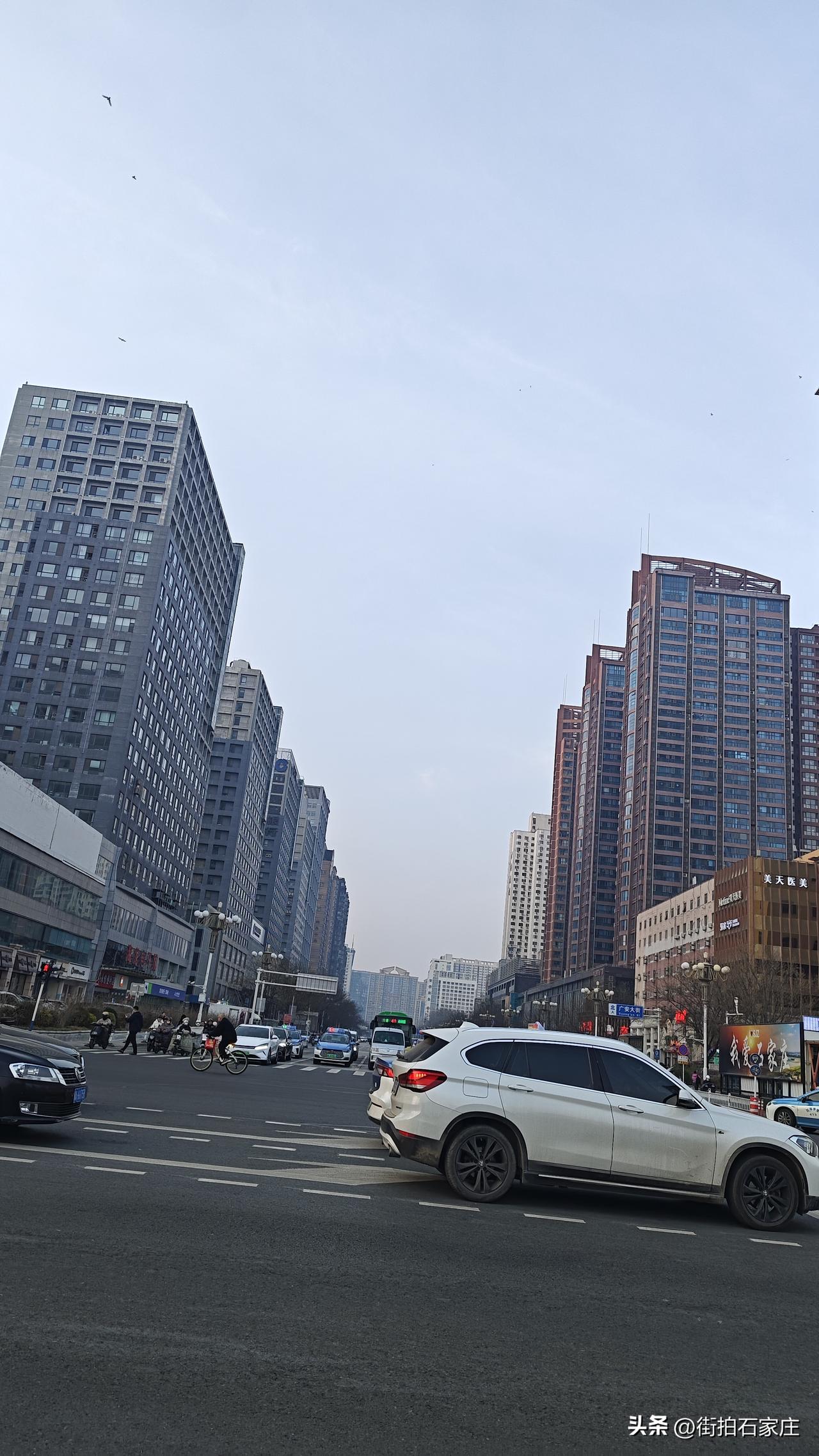 以前石家庄博物馆，中心线片区，很繁华，附近很多公司，是上班族最多的地方。
可是如