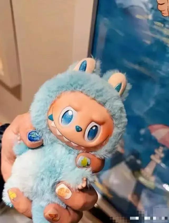 “曾小贤”少女心爆发！陈赫设计Labubu萌衣，硬汉形象大反转
喜剧硬汉陈赫竟设