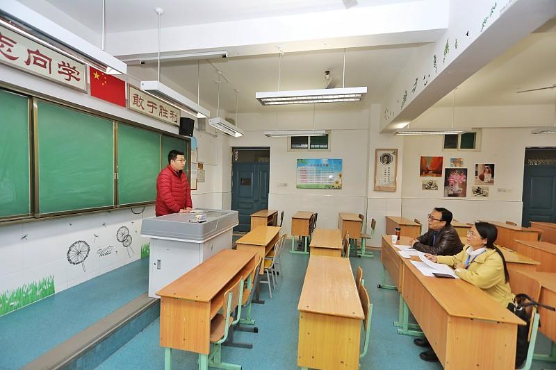 “校长、教研员也请走上讲台。”一位刚刚讲完公开课，被校长和教研员批评的一无是处的