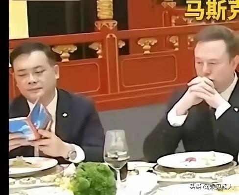 王思聪和曹晖，两种富二代，两种人生。

一个在海外享受生活，身边网红不断，投资电