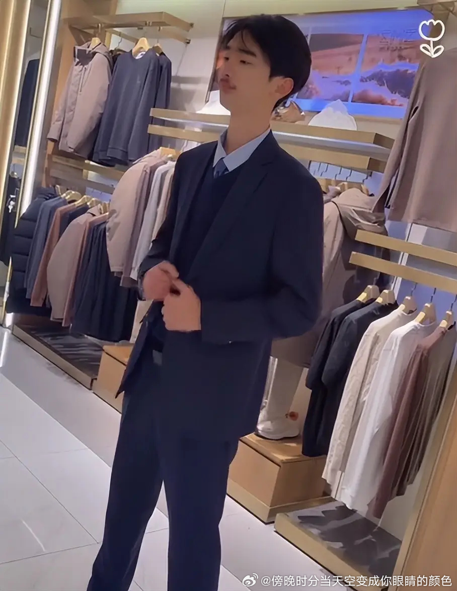 “把儿子养成大佐了！”家长给儿子留人中胡，穿西装被嘲格格不入 