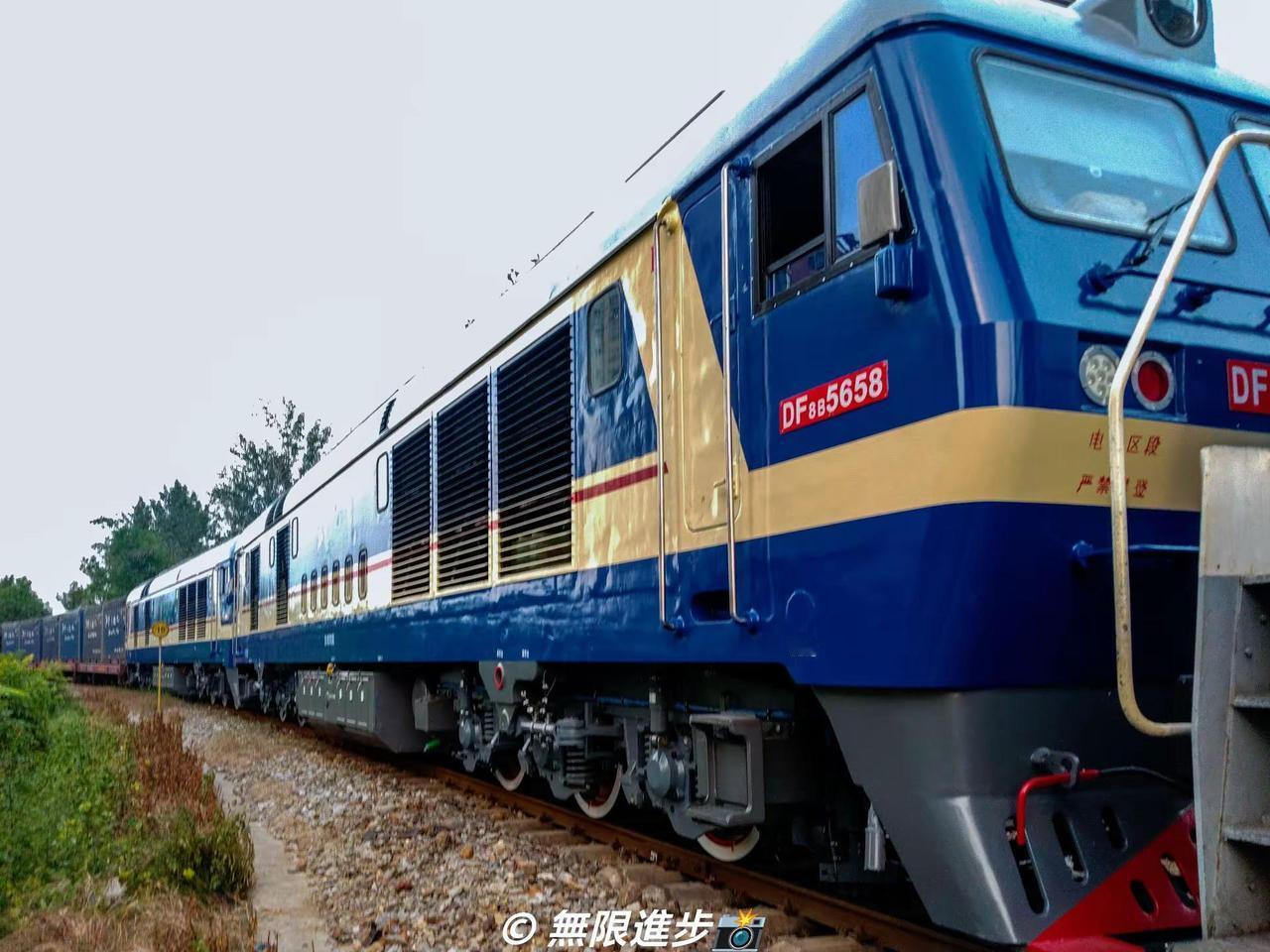 山东高速DF8B5658(鲁局岚段)+DF8B5765于襄阳厂修峻出厂(906)