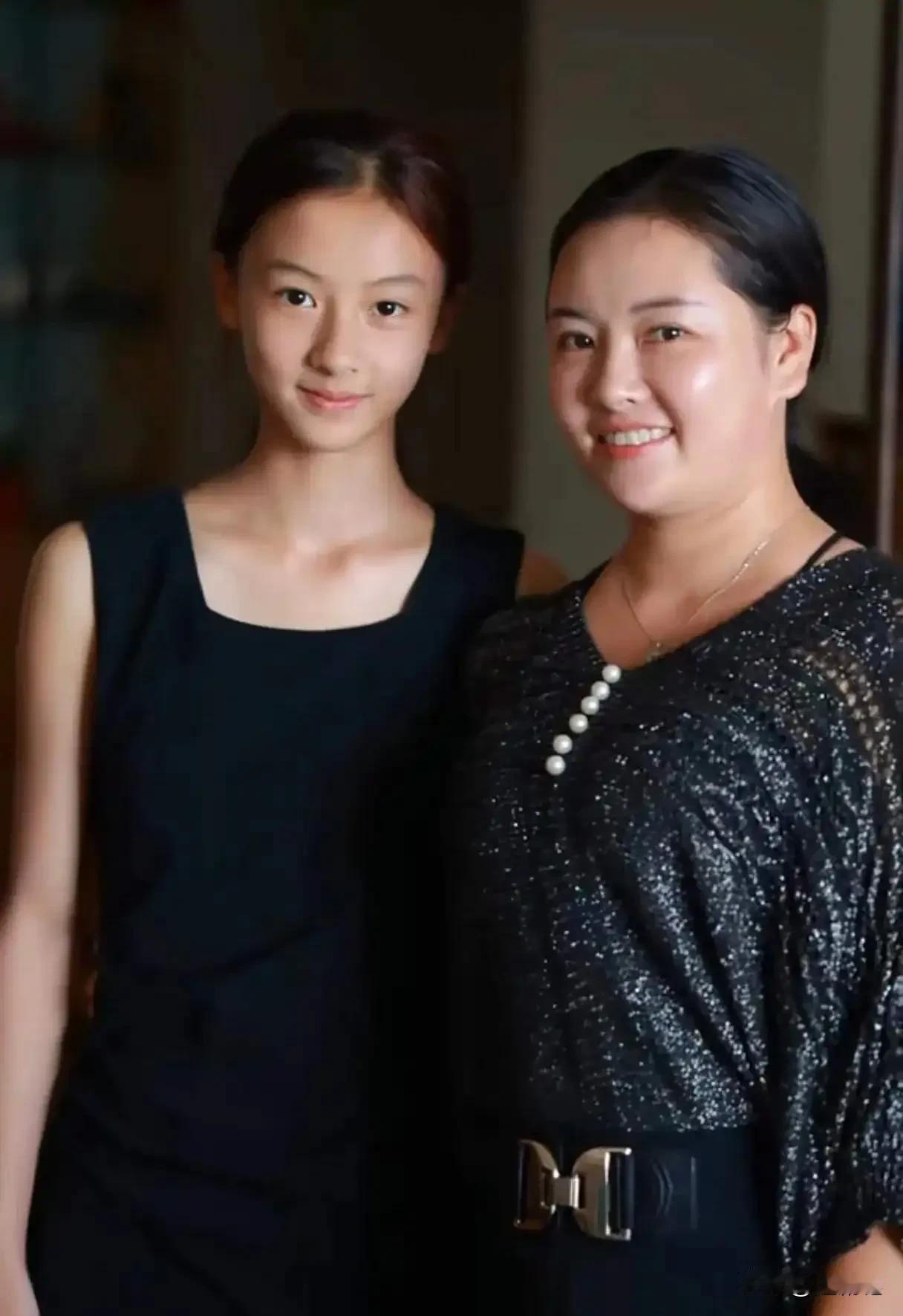 于正选人的缘分妙不可言，“七七”女孩一举成名，她的妈妈漂亮。这个女孩要是入选欢娱