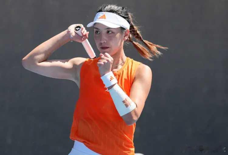 01月24日上午，2026澳网正赛女单第三轮，王欣瑜总比分2-0爆冷淘汰诺斯科娃