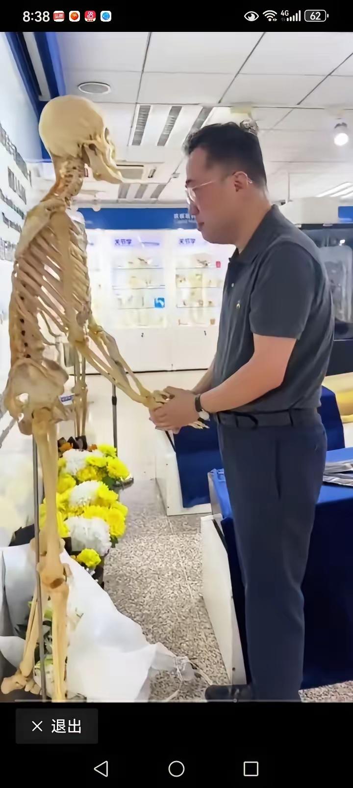 我看哭了！一名中年男子抱着一具骨骼哭得不能自已，这可是大体老师呀，他为什么哭？