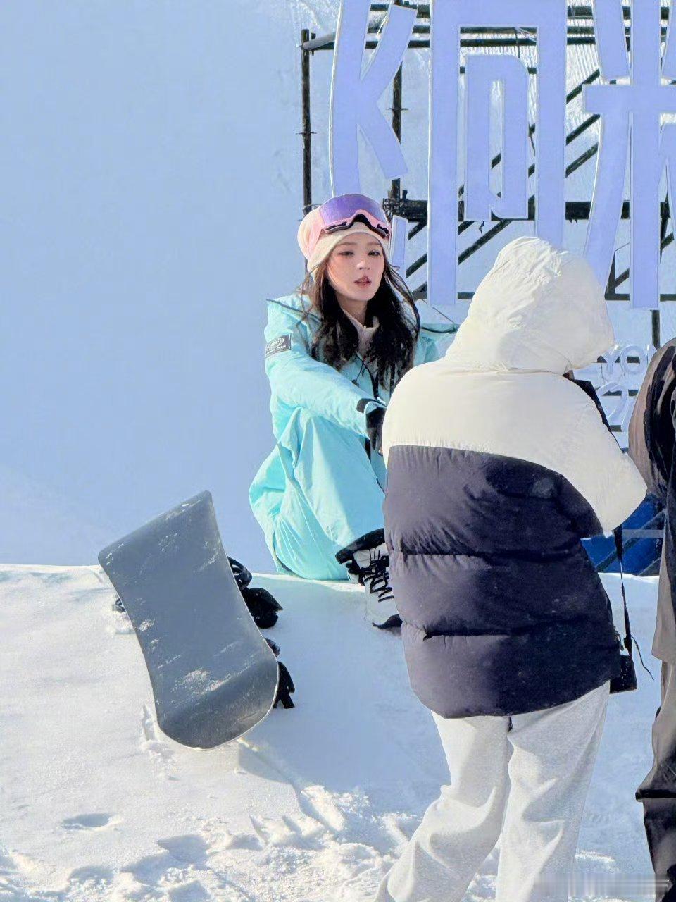 这是什么冬日惊喜！雪场偶遇张予曦，一身滑雪装又美又飒，颜值超能打，皮肤状态更是好