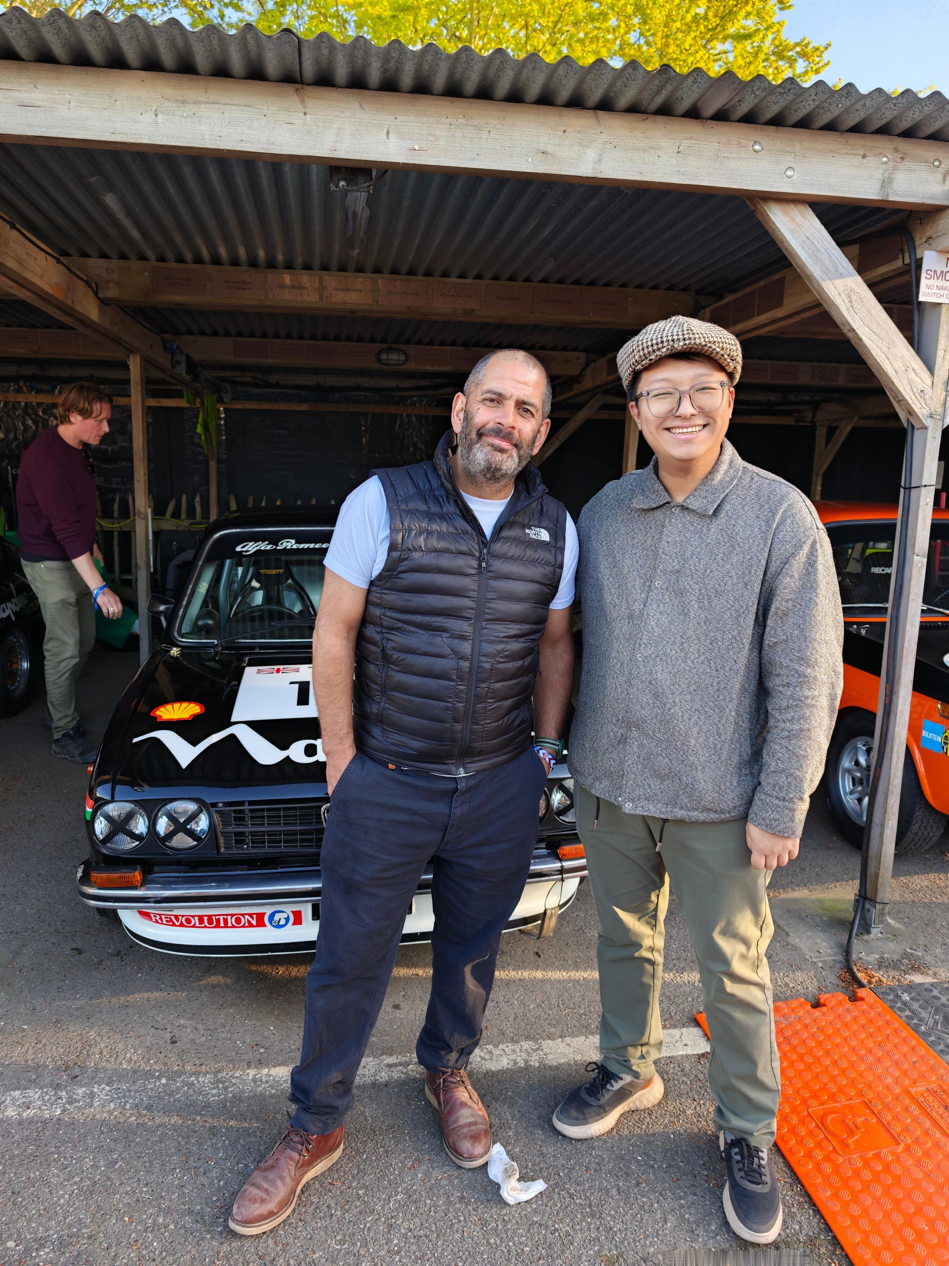 看看我见到谁了？猴子哥Chris Harris！明天他将驾驶我们身后的这台Alf