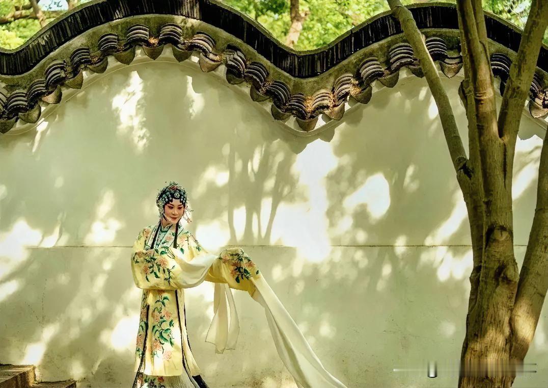 下联：半袖光阴落碎金
上联：有请雅士[玫瑰][玫瑰][玫瑰]